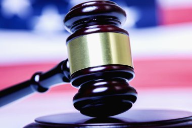 Hakim tokmağı Birleşik Devletler bayrağına karşı kapatın. ABD 'nin yargı sistemi. 