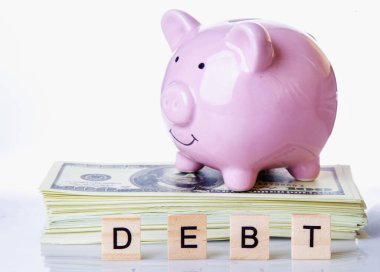 Amerikan Doları banknotlarının üzerinde banka hesabı, bankacılık ve iflasın sembolü olan borca dayalı domuz sikkeleri var. Kapat..