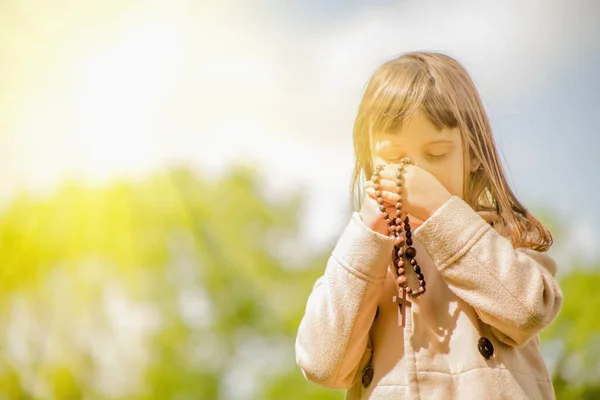 Malá Holčička Modlí Sladkým Výrazem Podívá Dolů Drží Dřevěný Růženec — Stock fotografie