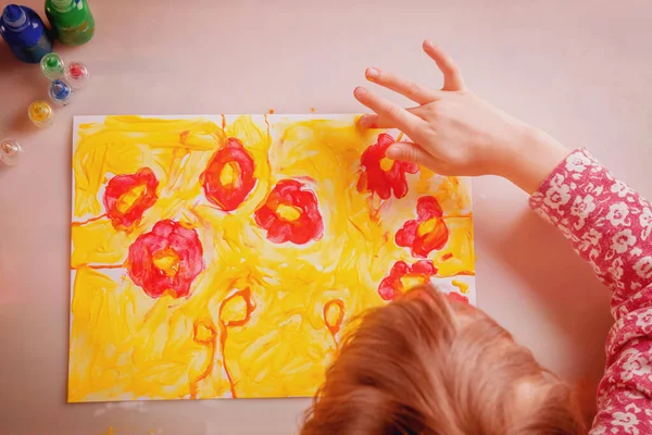 Великий Художник Вид Сверху Симпатичной Маленькой Девочки Рисующей Цветы — стоковое фото
