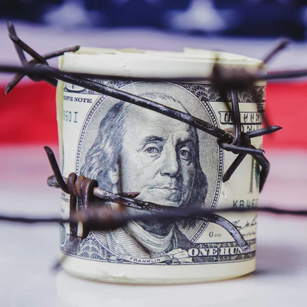 Zavřít Dolarovou Bankovku Ostnatý Drát Jako Symbol Ekonomické Války — Stock fotografie