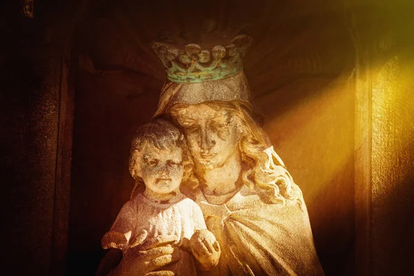 天国の女王だ 太陽の下でイエス キリストと聖母マリアの古代の像 — ストック写真