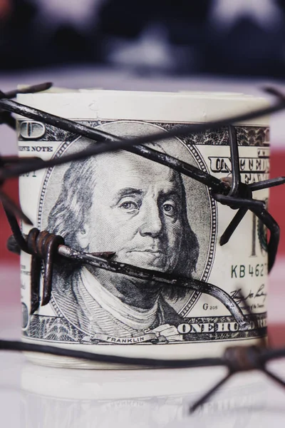 Feche Nota Dólar Americano Arame Farpado Como Símbolo Guerra Econômica — Fotografia de Stock