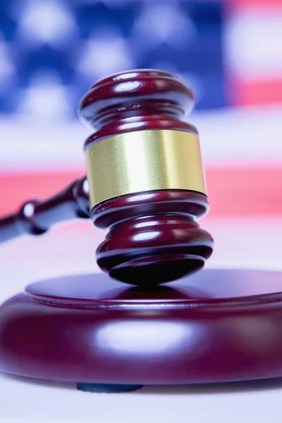 裁判官は 米国の司法制度の象徴として 米国の国旗に対する権利を主張した 法と人間の自由の概念 — ストック写真