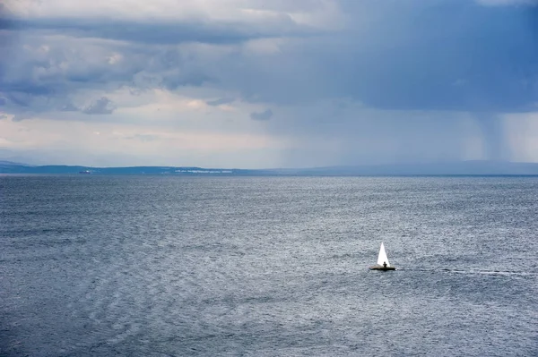 Tempestade Verão Mar Com Barcos Vela Navegar Através Vento Forte — Fotografia de Stock