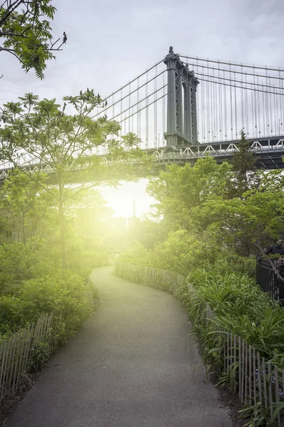 纽约市曼哈顿大桥路径通过绿色公园 — 图库照片