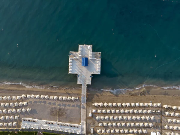 Luftaufnahme Vom Strand Sonnenliegen Sonnenschirme Sand Und Meereswellen — Stockfoto