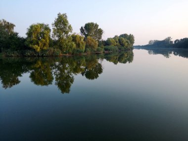 Güzel gündoğumu, yeşil doğal peyzaj sakin nehirde. Huzurlu sabah.