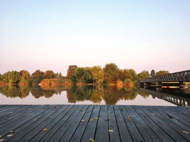 Güzel gündoğumu, yeşil doğal peyzaj sakin nehirde. Huzurlu sabah.