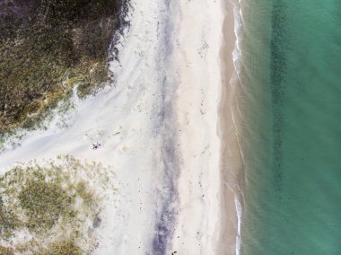 Sandy Beach ve yukarıdan küçük dalgalar soyut havadan görünümü