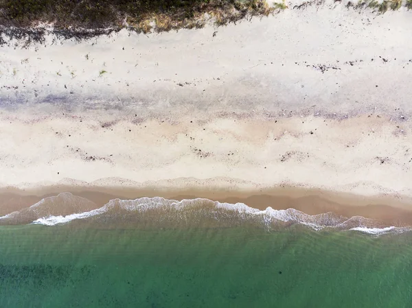 Vista Aérea Abstrata Praia Areia Ondas Pequenas Cima — Fotografia de Stock