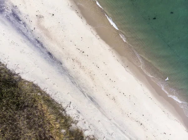 Vista Aérea Abstrata Praia Areia Ondas Pequenas Cima — Fotografia de Stock