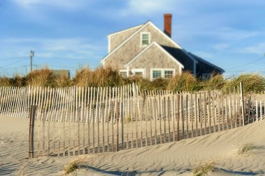 Nantucket Adası, Massachusetts, Amerika Birleşik Devletleri - 14 Kasım: Güzel bir plaj evi 14 Kasım 2018 Nantucket Adası üzerinde kum tepeleri ile yaz sonunda ile.