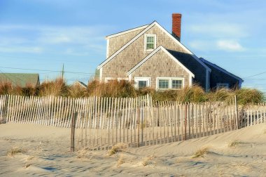Nantucket Adası, Massachusetts, Amerika Birleşik Devletleri - 14 Kasım: Güzel bir plaj evi 14 Kasım 2018 Nantucket Adası üzerinde kum tepeleri ile yaz sonunda ile.