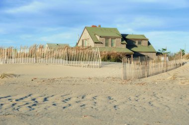 Nantucket Adası, Massachusetts, Amerika Birleşik Devletleri - 14 Kasım: Güzel bir plaj evi 14 Kasım 2018 Nantucket Adası üzerinde kum tepeleri ile yaz sonunda ile.