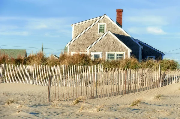 ナンタケット島 マサチューセッツ州 アメリカ合衆国 2018 日にナンタケット島の砂丘で夏の終わりに家と美しいビーチ — ストック写真