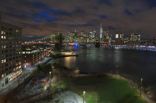 New York Manhattan Siluetinin Panorama Doğu Nehri Üzerinde Işıklı Gökdelenler — Stok fotoğraf