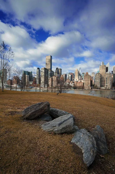 Nova York Manhattan Skyline Vista Roosevelt Island Dia Ensolarado Com — Fotografia de Stock