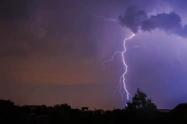 雷、 闪电和风暴在黑暗的夜空 — 图库照片