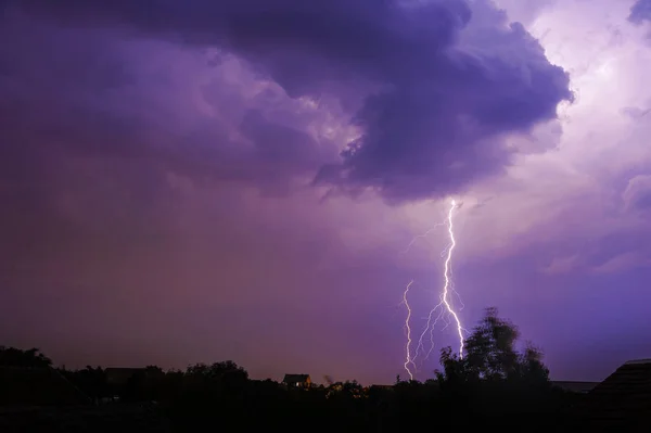 雷、 闪电和风暴在黑暗的夜空 — 图库照片