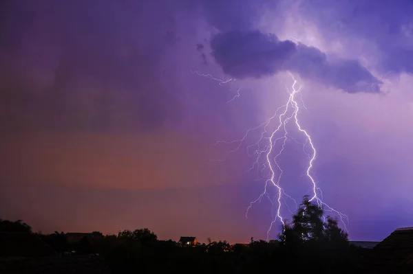 Trovão, relâmpago e tempestade no céu escuro da noite — Fotografia de Stock