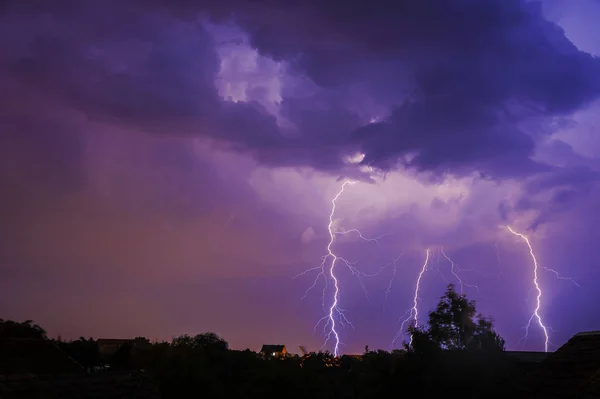 Donder, de bliksem en de storm in donkere nachtelijke hemel — Stockfoto