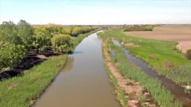 Bahar zamanında Jegricka Nehri ve Doğa Parkı üzerinde uçan, Voyvodina, Sırbistan, Avrupa. Nehir yeşillik ve ekili tarım alanları ile surounded.
