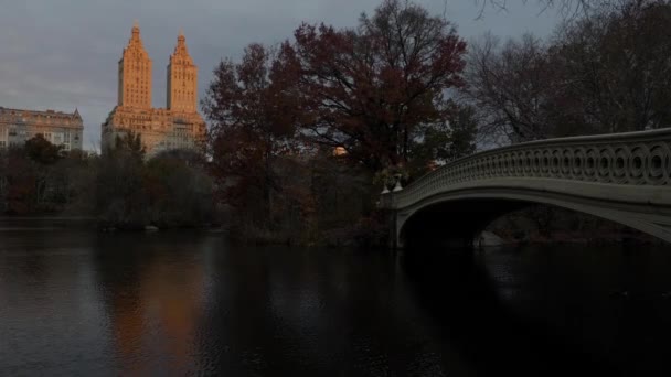 美しい秋の朝の日の出にニューヨーク市セントラルパークの弓橋秋の色 — ストック動画