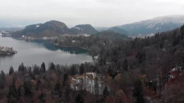 Ünlü Bled Gölü Milli Parkı Slovenya'da Kış gündoğumu Havadan Shot 