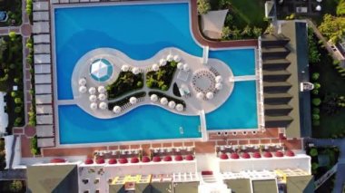 Amara Dolce Vita Hotel, Türkiye - 25 Haziran: Kemer, Türkiye'deki Amara Dolce Vita otelinde lüks otel havadan drone vuruldu. Sahilde gün doğumu, Akdeniz'de sabahın erken saatlerinde sahil aktivitesi.