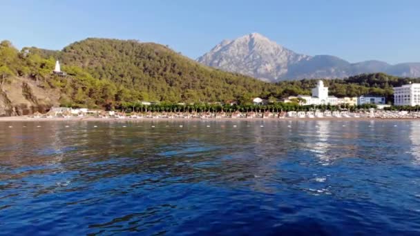 土耳其阿马拉多尔切维塔酒店 6月25日 豪华酒店空中无人机在土耳其凯梅尔的阿马拉多尔切维塔酒店拍摄 海滩上的日出 清晨在地中海的海滨活动 — 图库视频影像