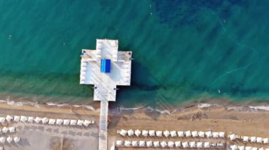 Akdeniz Sahili'nin havadan çekilen insansız hava aracı sabahın erken saatlerinde. Sahilde gün doğumu, Akdeniz'de sabahın erken saatlerinde sahil aktivitesi.