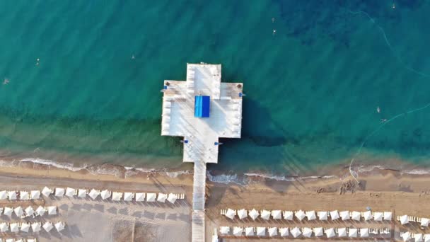 Drohnenaufnahmen vom Mittelmeerstrand in den frühen Morgenstunden. Sonnenaufgang am Strand, frühmorgendliche Aktivitäten am Mittelmeer.