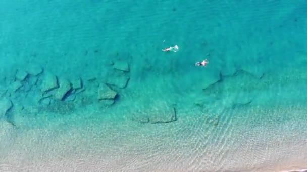 清晨在地中海海滩的空中无人机拍摄 海滩上的日出 清晨在地中海的海滨活动 — 图库视频影像