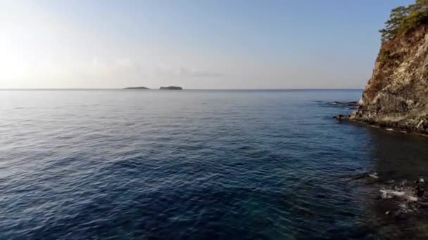 Abstrakte Luftaufnahme Von Klippen Mit Kleinen Wellen Von Oben — Stockvideo