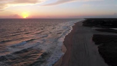 Miacomet plaj, Nantucket, ünlü turistik ve Nantucket Adası Landmark de Gün batımı Havadan 4k Görüntüleri.