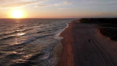 Miacomet plaj, Nantucket, ünlü turistik ve Nantucket Adası Landmark de Gün batımı Havadan 4k Görüntüleri.