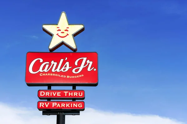 Carl 's Jr. Logo de la cadena de restaurantes —  Fotos de Stock