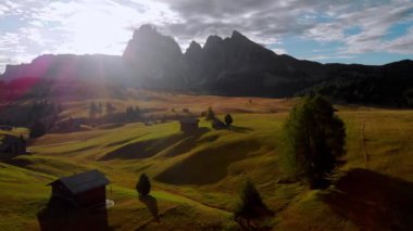 İtalyan Dolomitleri 'nde Alpe de Siusi üzerinde uçuş, Güzel Sonbahar / Sonbahar Gündoğumu