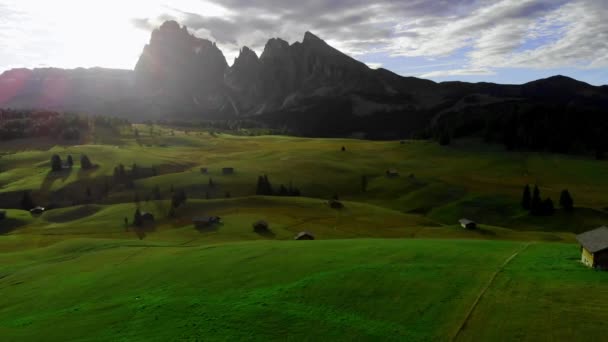 Flyg Över Alpe Siusi Italienska Dolomiterna Vacker Höst Höst Soluppgång — Stockvideo