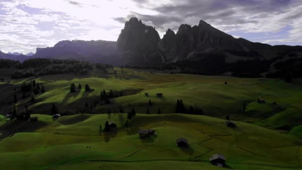 Légi Járat Alpe Siusi Felett Olasz Dolomitokban Gyönyörű Ősz Őszi — Stock videók