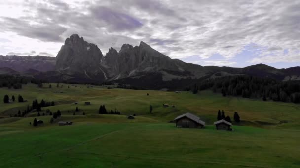 Flyg Över Alpe Siusi Italienska Dolomiterna Vacker Höst Höst Soluppgång — Stockvideo