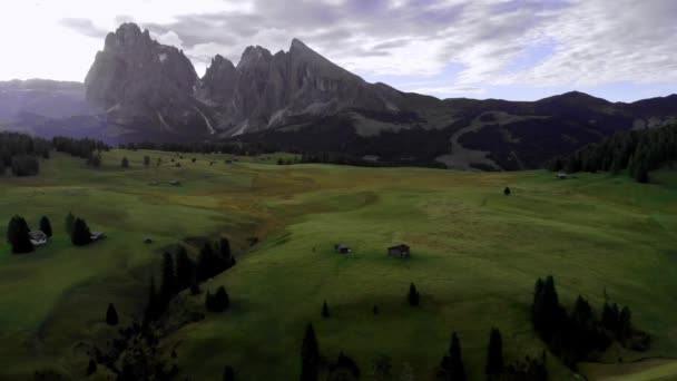 Flyg Över Alpe Siusi Italienska Dolomiterna Vacker Höst Höst Soluppgång — Stockvideo