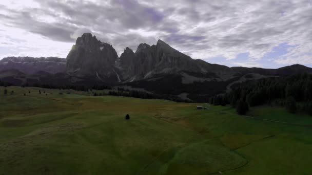 Voo Aéreo Sobre Alpe Siusi Nas Dolomitas Italianas Outono Bonito — Vídeo de Stock