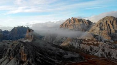Ulusal Park 'ta hava görüntüsü Tre Cime Di Lavaredo. İtalyan Dolomiti.