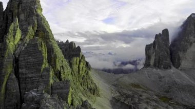 Ulusal Park 'ta hava görüntüsü Tre Cime Di Lavaredo. İtalyan Dolomiti.
