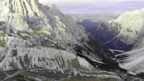 国立公園の空中景色Tre Cime Lavaredo イタリアのドロミティ — ストック動画