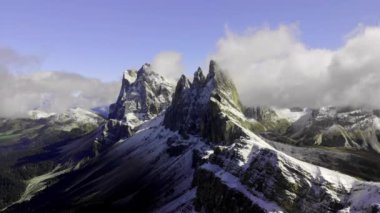Ulusal Park 'ta hava görüntüsü Tre Cime Di Lavaredo. İtalyan Dolomiti