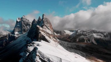 Ulusal Park 'ta hava görüntüsü Tre Cime Di Lavaredo. İtalyan Dolomiti