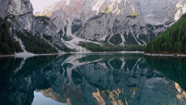 Avión Tripulado Volando Sobre Escénico Lago Braies Dolomitas Italia Alpes — Vídeos de Stock